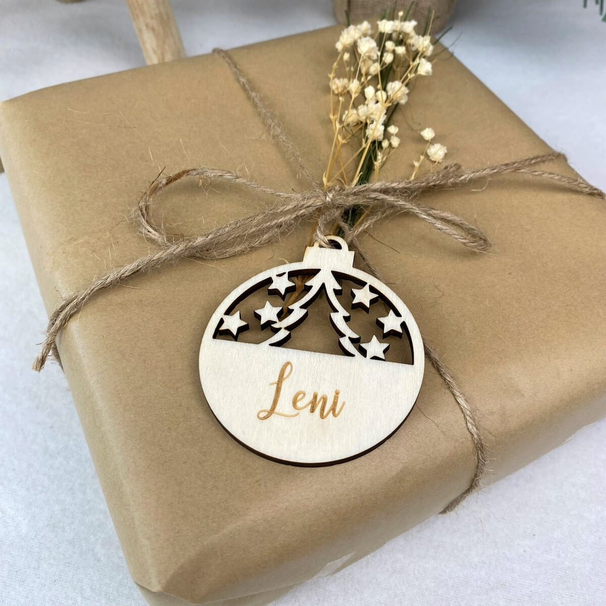 Weihnachtskugel personalisiert I Tannenbaum Schmuck aus Holz I Tannenbaum & Sterne Geschenkanhänger