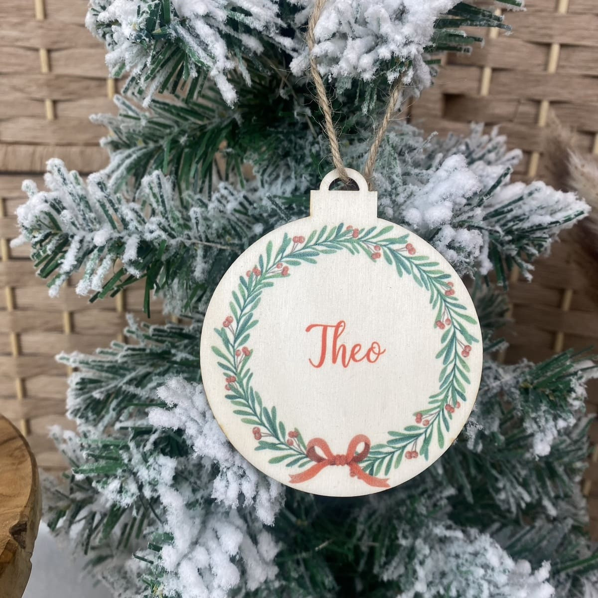 Weihnachtskugel bedruckt I Christbaumkugel aus Holz I Geschenkanhänger personalisiert Kranz